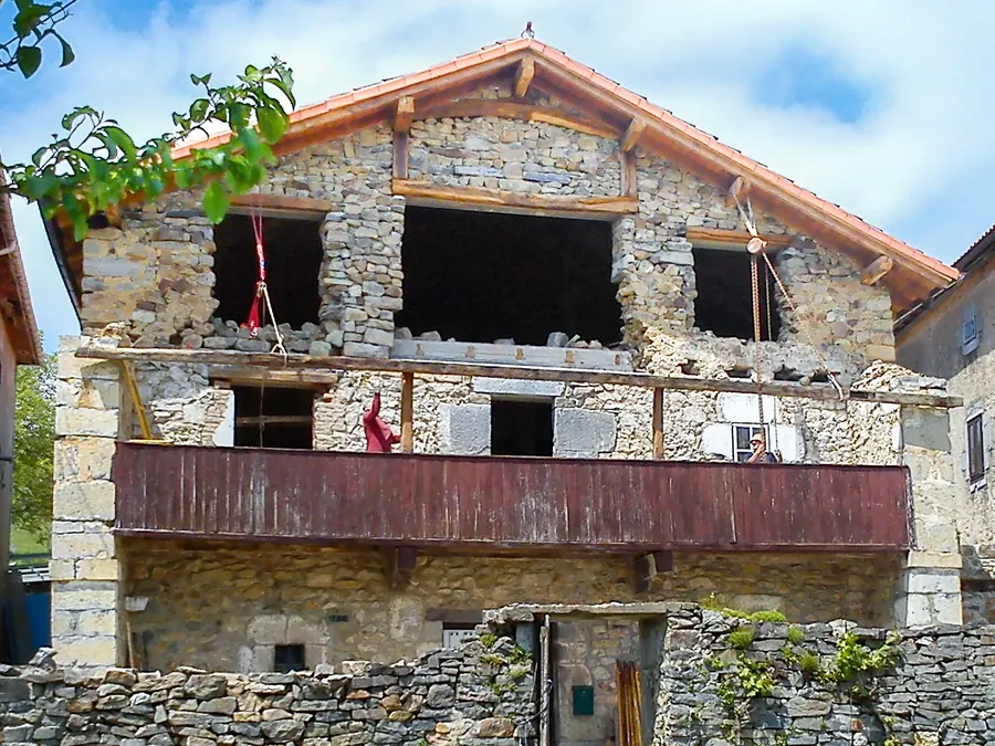 Restoring the traditional viewing deck in Casa de Aja
