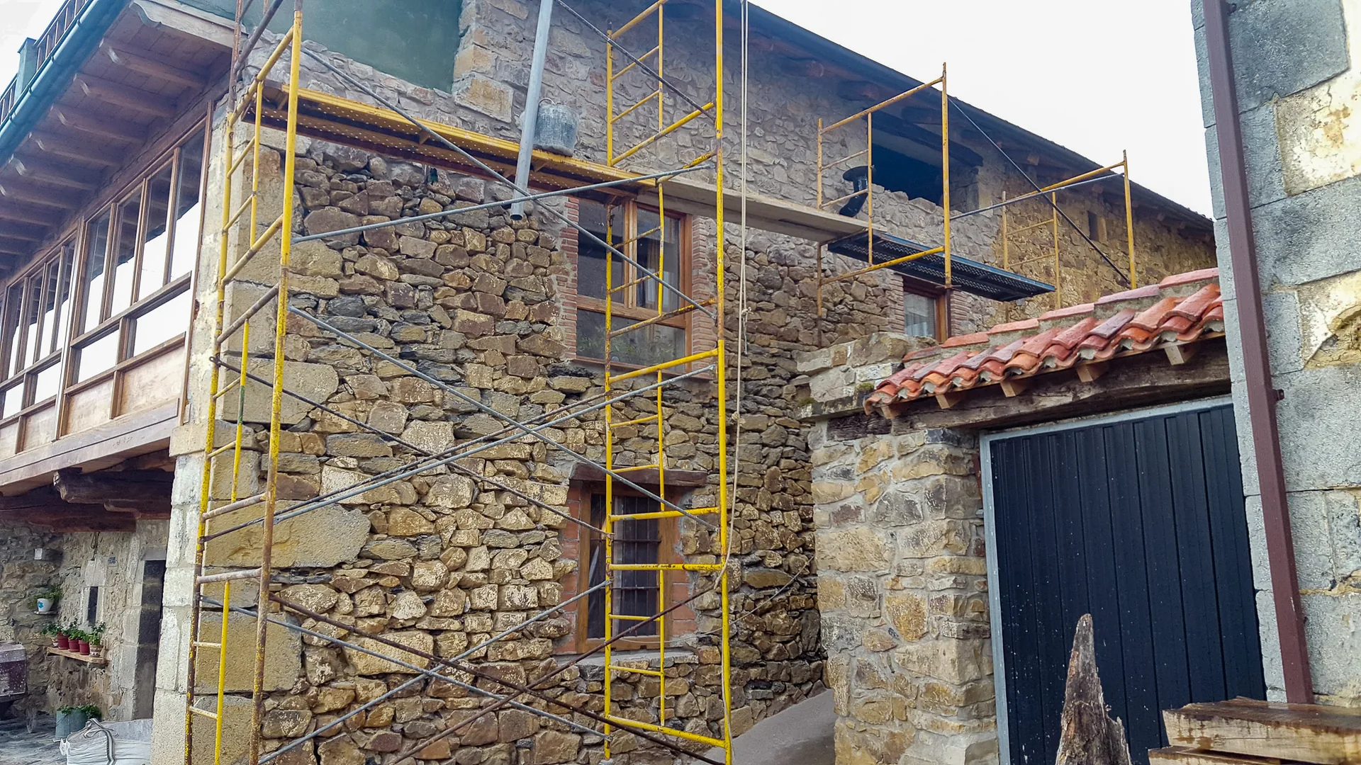 Cleaning exterior masonry for lime rendering