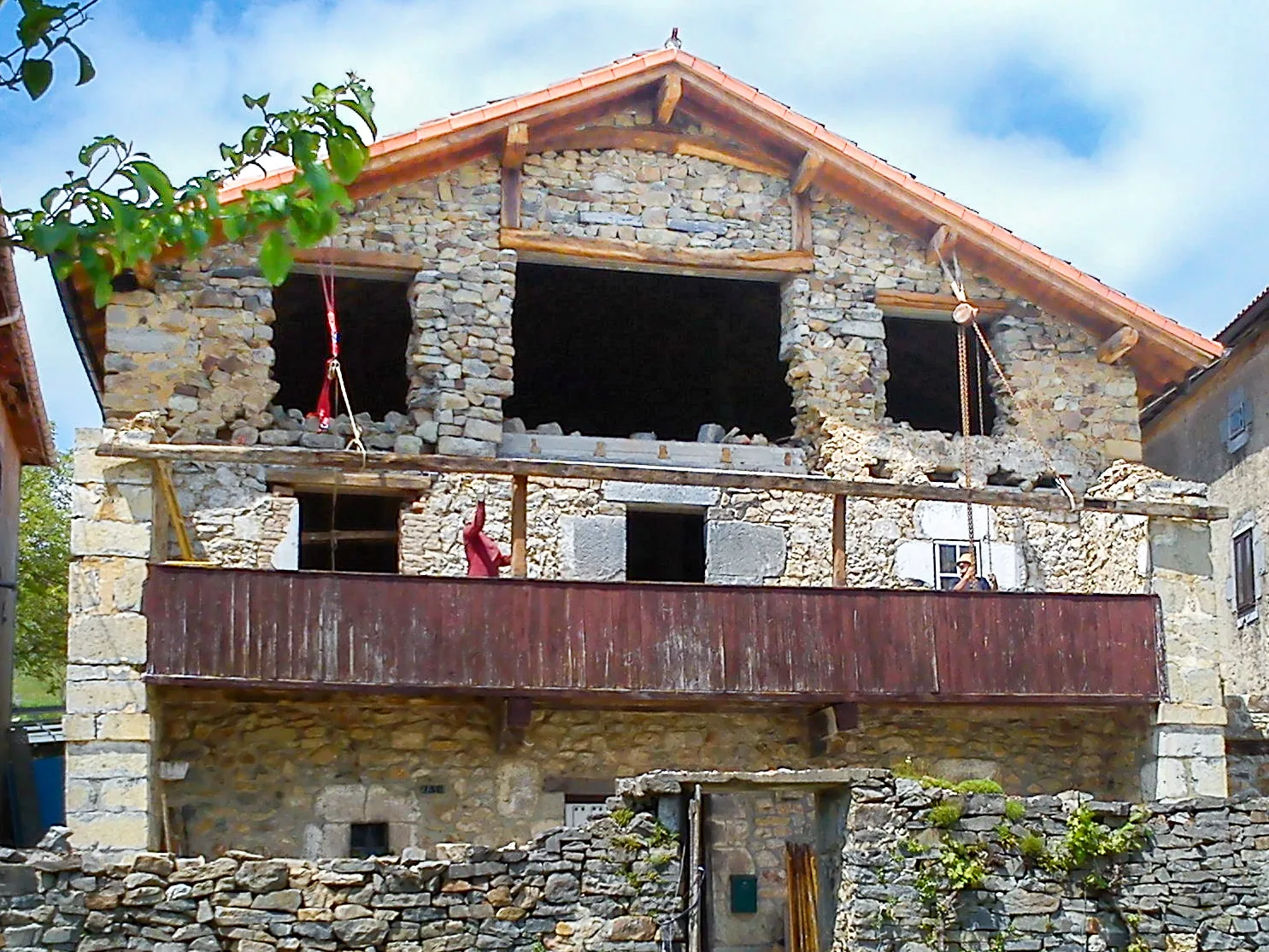 Restoring the traditional viewing deck in Casa de Aja
